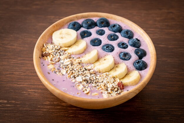 Bol con yogur, arándanos, plátano y granola