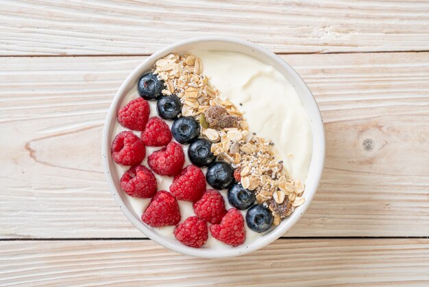 Bol de yogur casero con frambuesa, arándano y granola