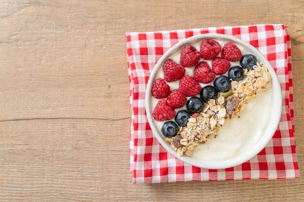 Bol de yogur casero con frambuesa, arándano y granola