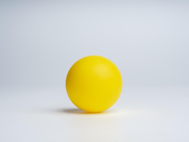 Bola amarela isolada no fundo branco com espaço para modelos de logotipo ícone fundo fotografia estúdio tiro uma esfera de círculo amarelo limpo com sombra no chão