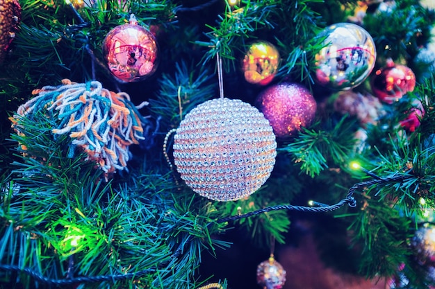 Bola en el árbol de Navidad decorado en la antigua Riga, Letonia. El abeto está decorado con símbolos festivos y accesorios.