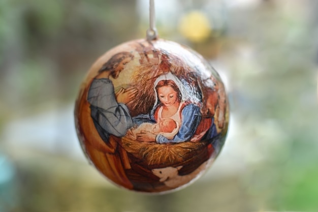 Bola de árbol de Navidad con la escena del nacimiento de Jesucristo