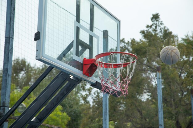 Foto bola en el aro de baloncesto deporte hobby estilo de vida