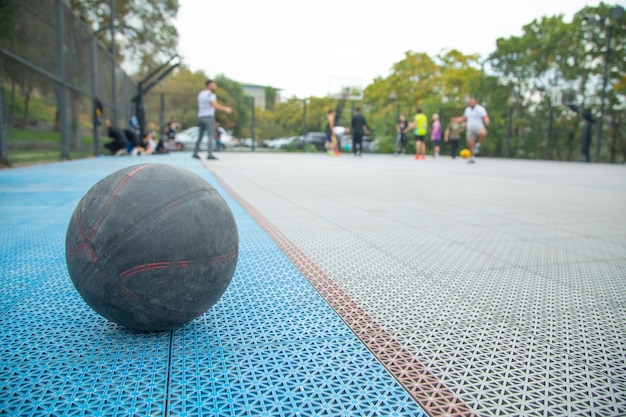 Foto bola de baloncesto en el estadio de baloncestro