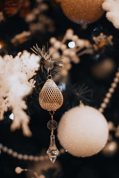 Bola branca de Natal e decoração de cristal pendurada na árvore de Natal Detalhes aconchegantes mágicos
