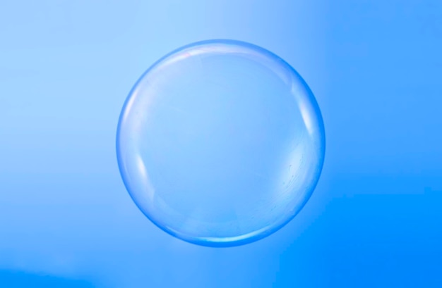 Bola de burbujas de jabón burbujas de espuma de gota de agua aisladas sobre fondo azul
