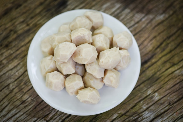 Bola de carne en plato blanco sobre madera, bola de carne con carne de cerdo e ingrediente