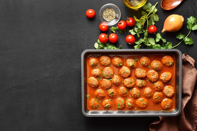 Bola de carne con salsa de tomate en el plato de horneado