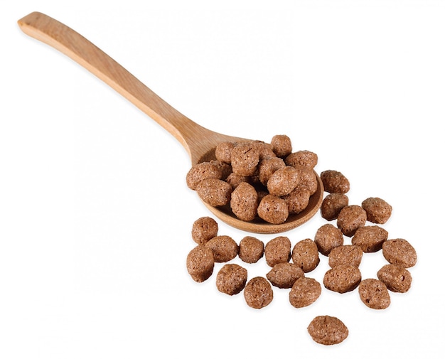 Bola de cereales con cuchara de madera aislada