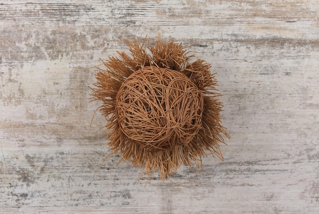 Una bola de coco sobre una mesa de madera con la palabra coco.