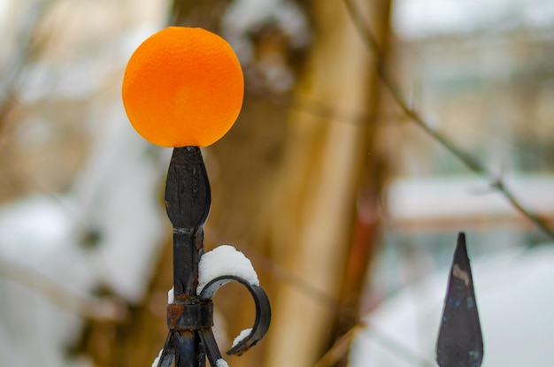Una bola de color naranja brillante en un poste de metal