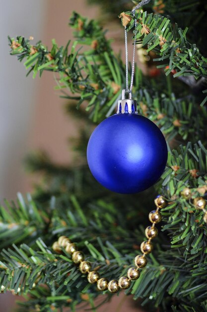 Bola de cristal y adornos en el árbol de Navidad