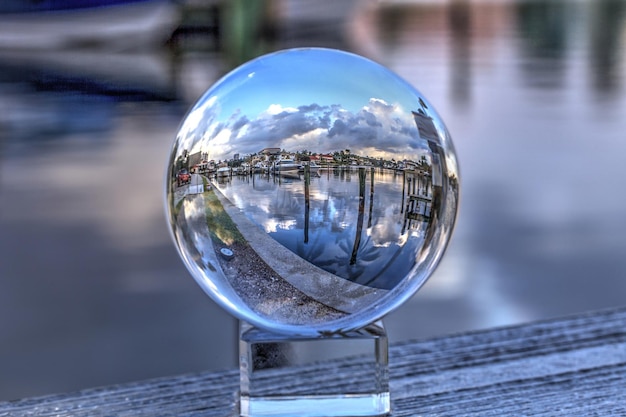 Bola de cristal de barcos atracados en un puerto deportivo cerca de la bahía veneciana en Nápoles Florida al amanecer
