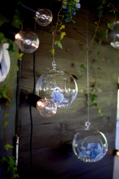 Bola de cristal colgada en la paredDentro de las hortensias azulesFloristería para bodas