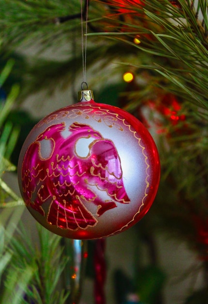 Bola de cristal de colores en el árbol de Navidad