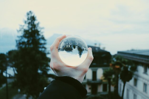 Foto bola de cristal donde el sol se refleja con el lac