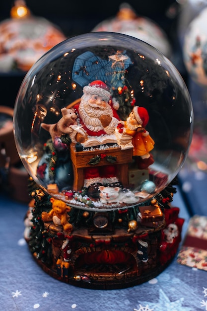 Bola de cristal mágica con un juguete Recuerdo de Año Nuevo de Papá Noel y regalo de Navidad Detalles mágicos festivos