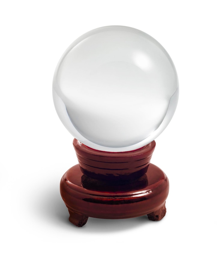 Foto bola de cristal en el soporte de espalda blanca
