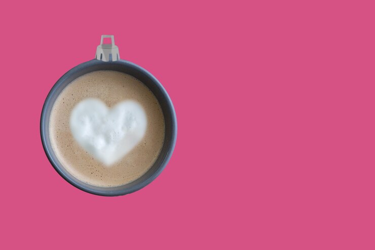Foto bola da árvore de natal feita de xícara de café com fundo rosa