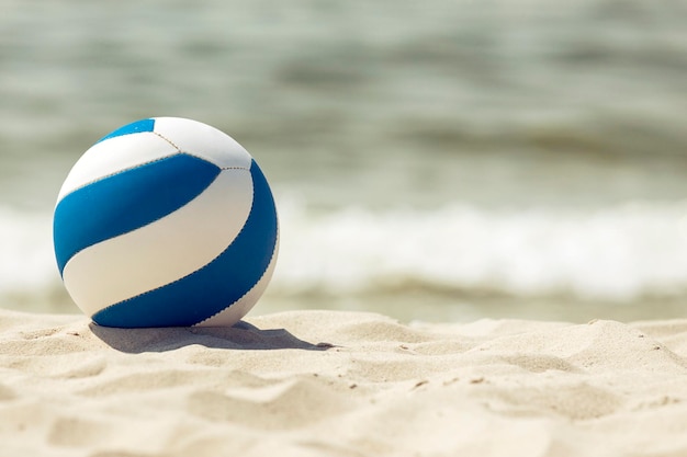 Bola de aparência retrô na praia
