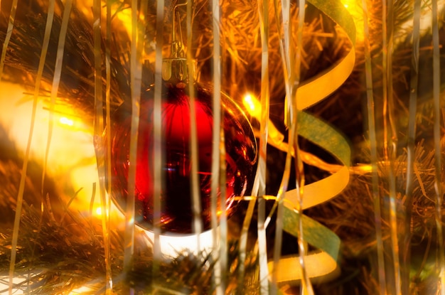 Foto bola de árvore de natal com luzes de guirlandas em close-up