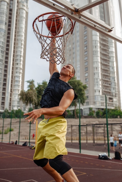 Bola de basquete atinge a cesta ao ar livre