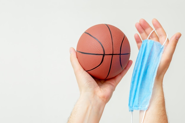 Bola de basquete com máscara médica