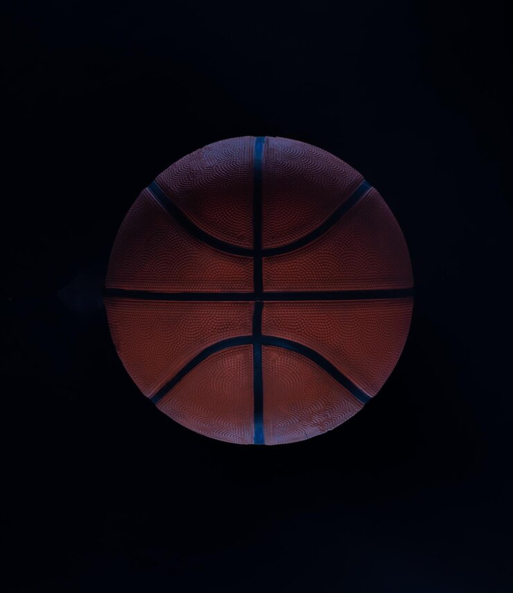 Foto bola de basquete isolada em fundo preto