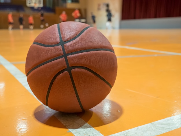 Bola de basquete na quadra com linha de lance livre