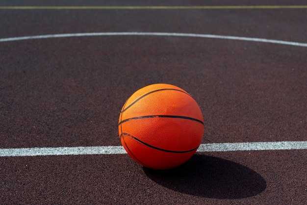 Foto bola de basquete na vista de alto ângulo de campo