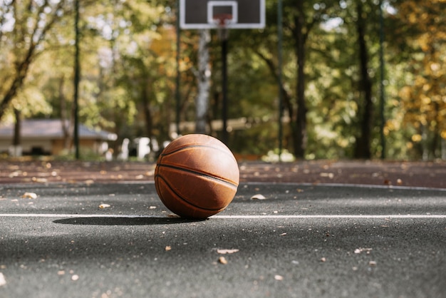 Bola de basquete no campo de esportes. estilo de vida saudável e conceitos  de esporte. tribunal com aro no fundo. equipamento esportivo.