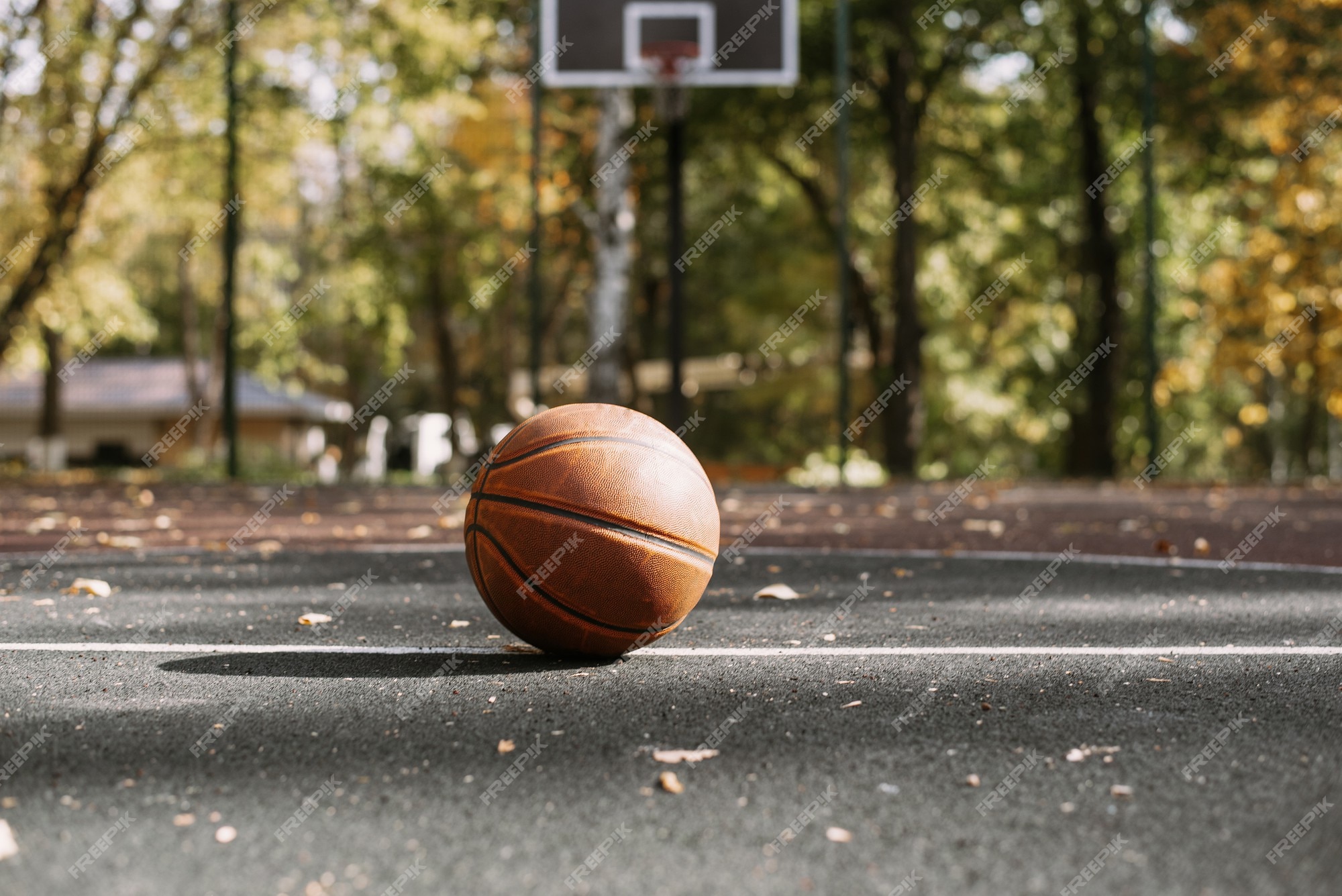 Bola de basquete no campo de esportes. estilo de vida saudável e