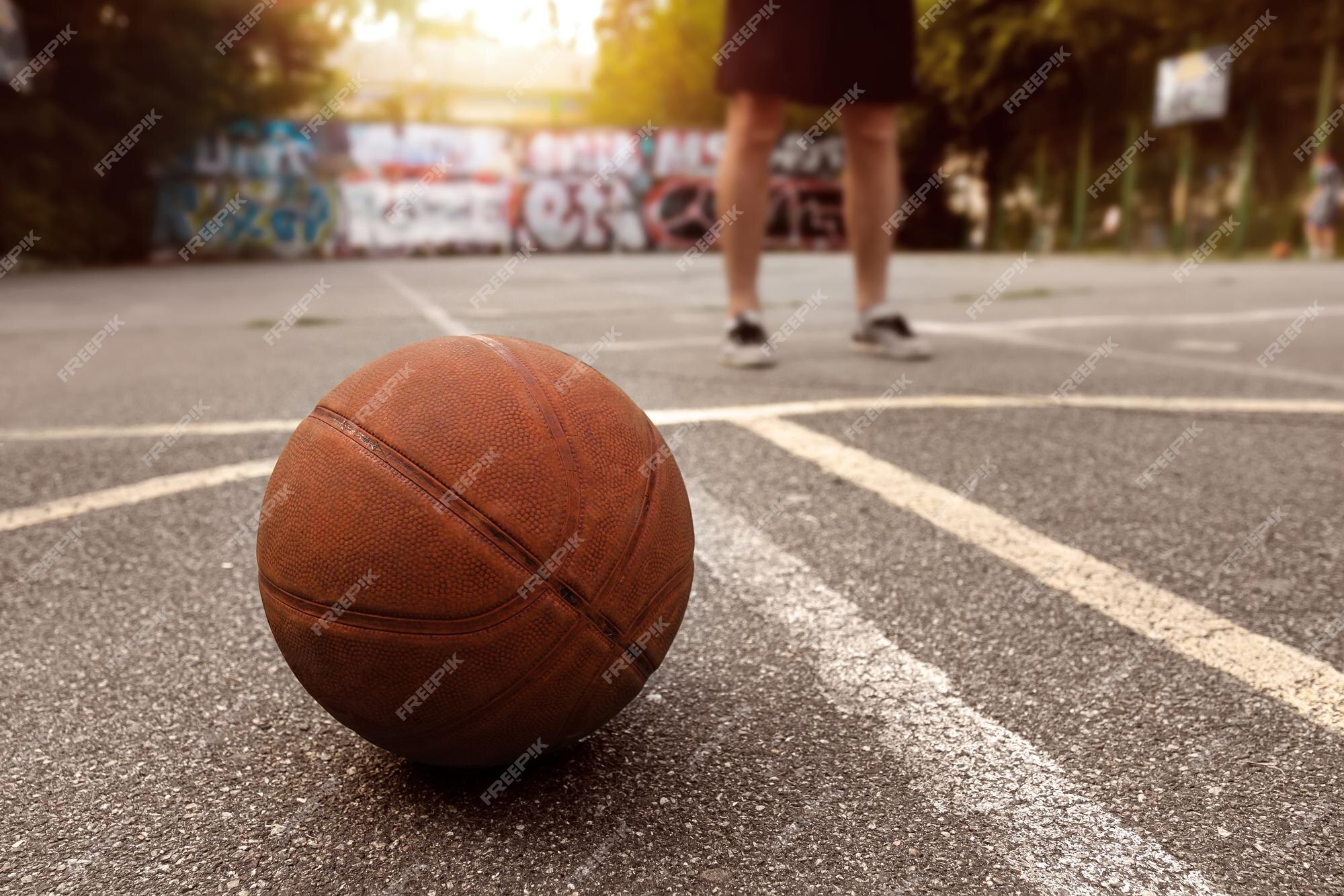 Bola de basquete no campo de esportes. estilo de vida saudável e