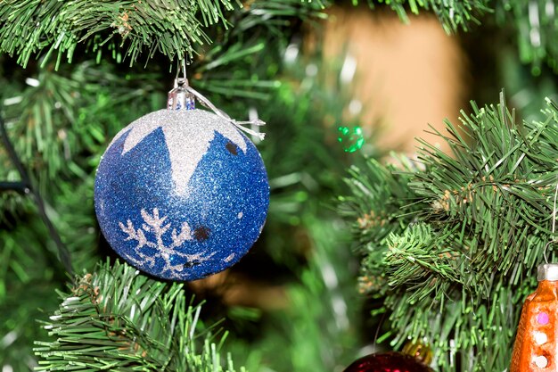 Foto bola de brinquedo de árvore de natal azul