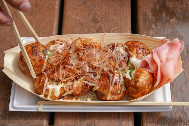 Bola de carne de polvo japonês local Takoyaki na mesa de madeira pronta para comer