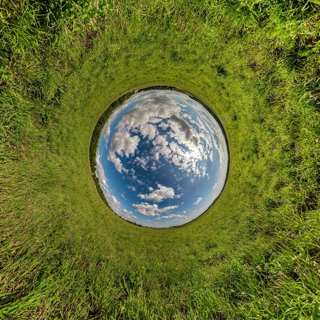 Bola de céu azul no meio da estrada ou campo de asfalto em turbilhão Inversão do pequeno planeta transformação do panorama esférico 360 graus Visão abstrata esférica Curvatura do espaço