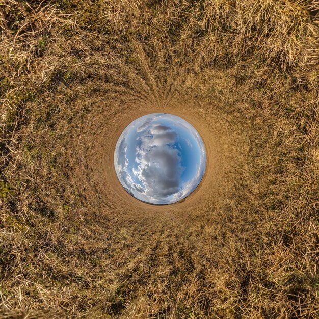 Bola de céu azul no meio do campo de turbilhão Inversão da pequena transformação do planeta do panorama esférico 360 graus Curvatura do espaço