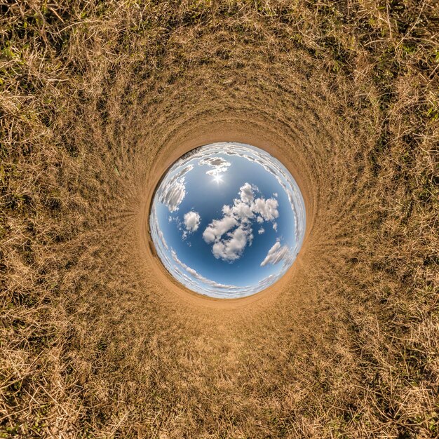 Bola de céu azul no meio do campo de turbilhão Inversão da pequena transformação do planeta do panorama esférico 360 graus Curvatura do espaço