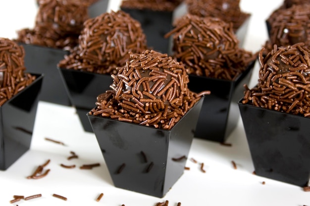 Bola de chocolate doce brasileira típica (brigadeiro)