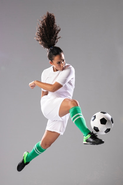 Foto bola de chute de futebol de tiro completo