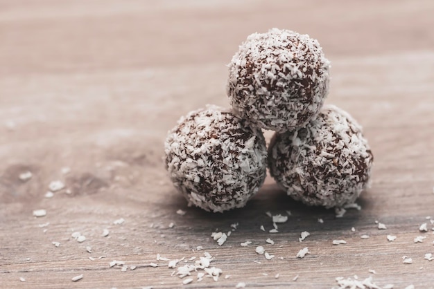 Bola de coco na textura de madeira