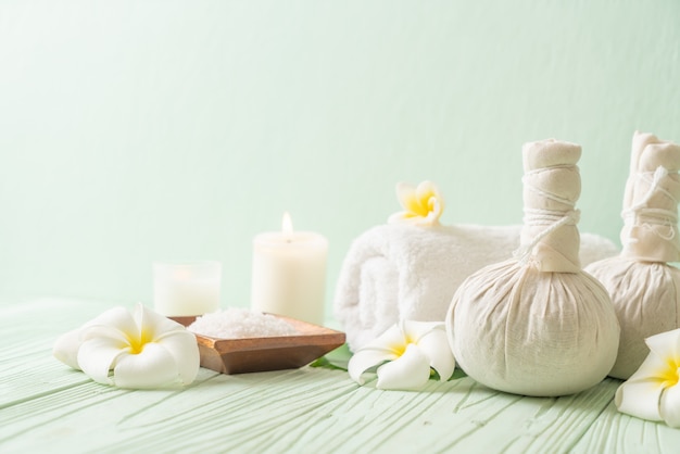 Bola de compressão herbal de spa com velas e orquídea