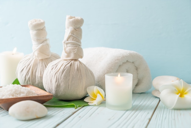 Bola de compressão herbal de spa com velas e orquídea