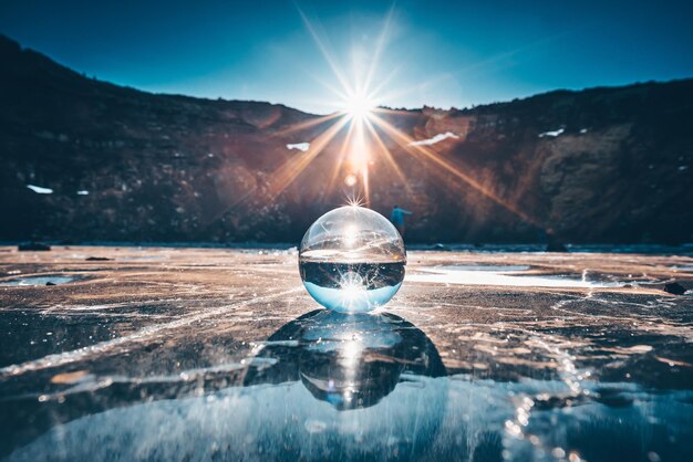 Bola de cristal no campo contra a montanha durante um dia ensolarado