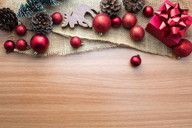 Bola de decoração com adereço de natal em chão de madeira