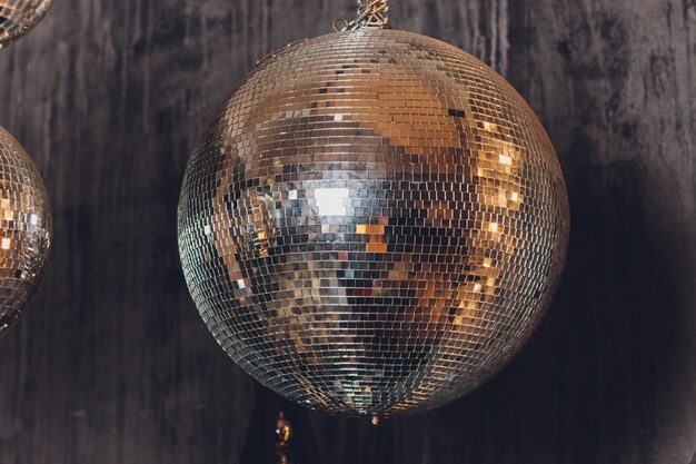 Bola de discoteca brilhante pendurada em um quarto vazio e sujo.