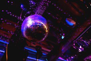 Foto bola de discoteca de espelho roxo brilhante