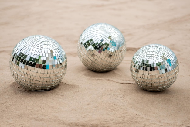 Bola de discoteca na areia, vista de cima. festa na praia