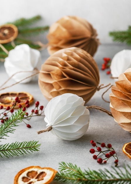 Bola de favo de mel de natal artesanal feita de filtro de café branco e marrom escandinavo nórdico