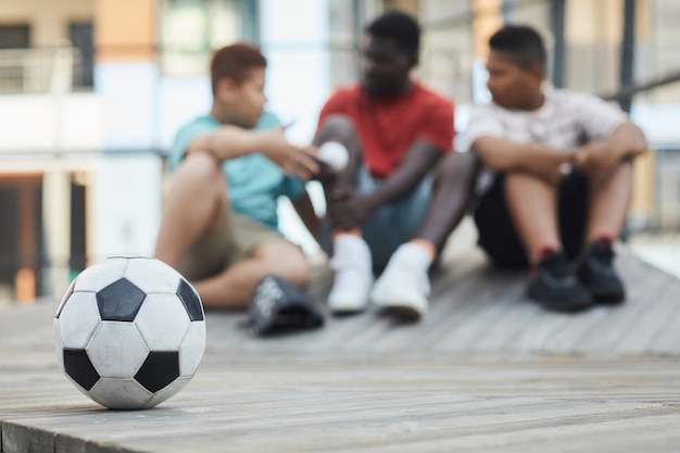 Bola de futebol contra pai com filhos